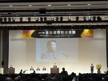 主報告を行う佐藤栄一宇都宮市長