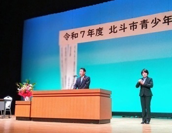 挨拶の述べる池田市長