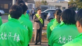 挨拶の述べる池田市長