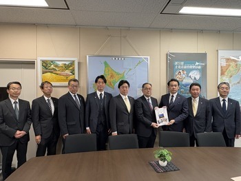 石川国土交通省北海道局長への要望書手交写真