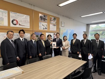 国土交通省沓掛道路局長への要望書手交写真