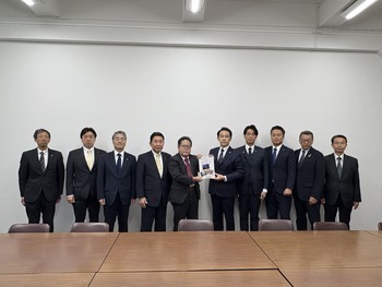 財務省山川主計官への要望書手交写真