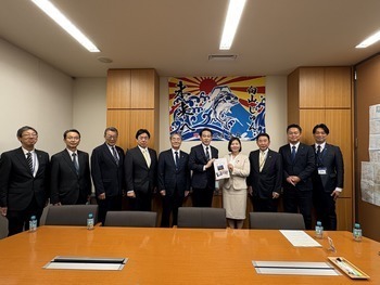 向山じゅん衆議院議員への要望書手交写真