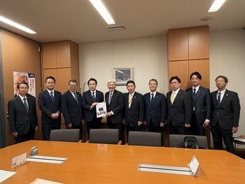 逢坂誠二衆議院議員への要望書手交写真