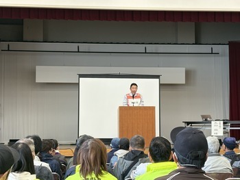 参加者に挨拶を述べる池田市長