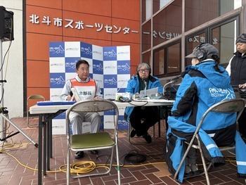 FMいるかのインタビューを受ける池田市長