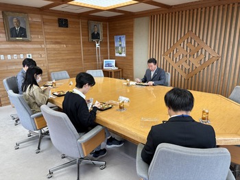ランチを楽しむ池田市長