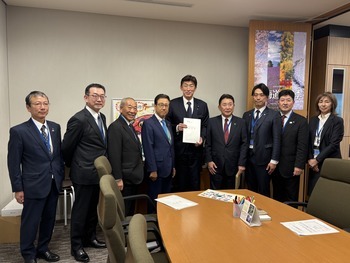 岩本剛人参議院議員への要望書手交写真