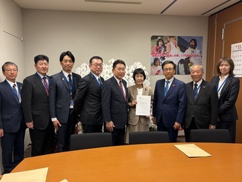 高橋はるみ参議院議員への要望書手交写真