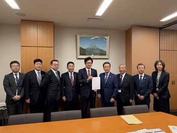 道下大樹衆議院議員への要望書手交写真