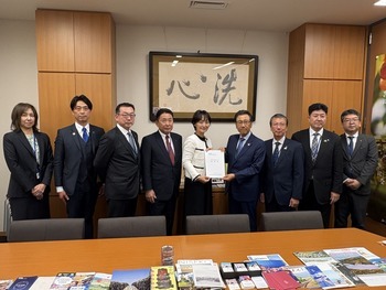 おおつき紅葉衆議院議員への要望書手交写真