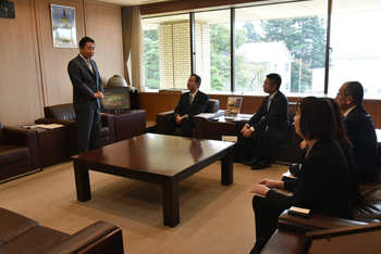 謝辞を述べる池田市長