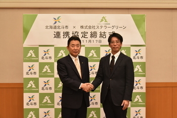 固い握手を交わす池田市長