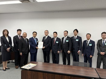 鉄道運輸機構 藤田理事長への要望書手交写真