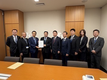 佐藤英道衆議院議員への要望書手交写真