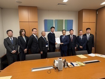 荒井優衆議院議員への要望書手交写真