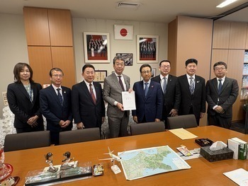 中村裕之衆議院議員への要望書手交写真