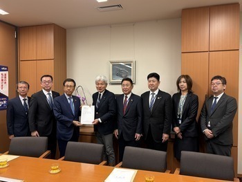 逢坂誠二衆議院議員への要望書手交写真