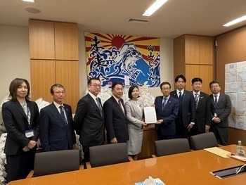 向山淳衆議院議員への要望書手交写真