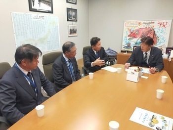 岩本議員と情報交換を行う池田市長