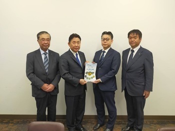 宮下賢章財務省主計官への要望書手交写真