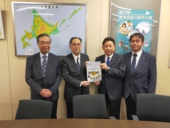 石川伸国土交通省北海道局長への要望書手交写真