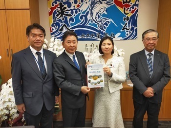 向山淳衆議院議員への要望書手交写真