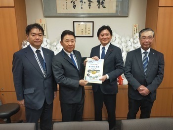武部新衆議院議員への要望書手交写真