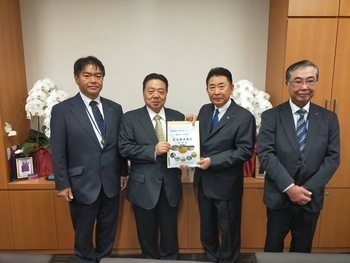 佐藤英道衆議院議員への要望書手交写真