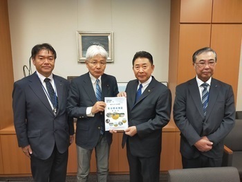 逢坂誠二衆議院議員への要望書手交写真