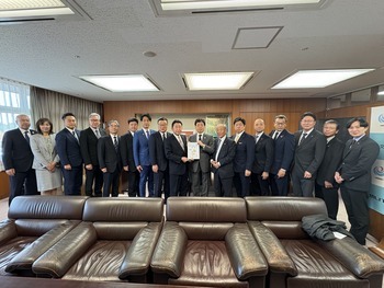 水嶋智国土交通事務次官への要望書手交写真
