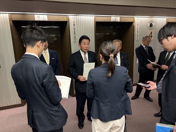 ぶら下がり取材を受ける池田市長