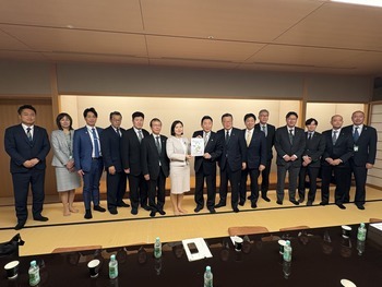 向山淳衆議院議員への要望書手交写真