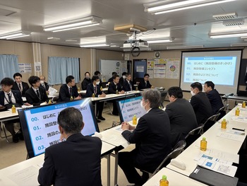 苫小牧市民文化ホールの説明を聞く池田市長