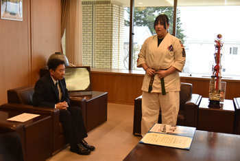 大会報告を行う坂井さん