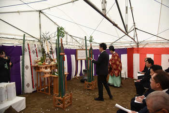 玉串奉奠を行う出席者