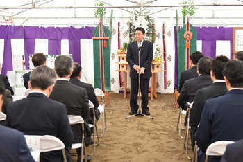 施主挨拶を述べる池田市長