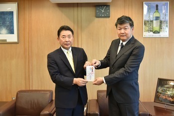 寄附を受け取る池田市長