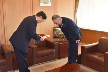 目録を受け取る池田市長2
