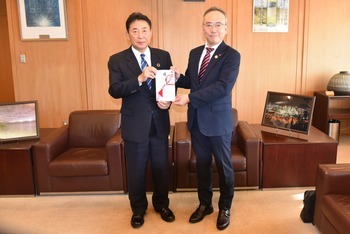 目録を受け取る池田市長