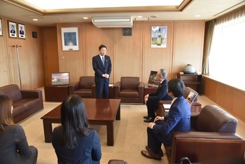 御礼の挨拶を述べる池田市長