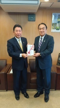 目録を受け取る池田市長