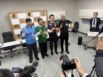 佐藤振興局長、大泉函館市長、杉原七飯町長との記念撮影