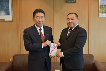 目録を受け取る池田市長