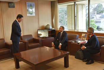 お礼の言葉を述べる池田市長