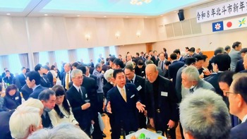 参加者に挨拶をする池田市長2