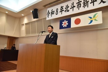 挨拶を述べる池田市長
