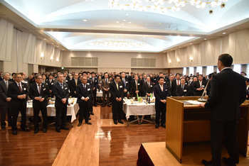 乾杯の発声をする白戸議長