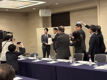 渡海共同座長に要望書を手交する鈴木知事