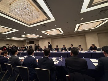 PT意見交換会冒頭で挨拶をする渡海共同座長